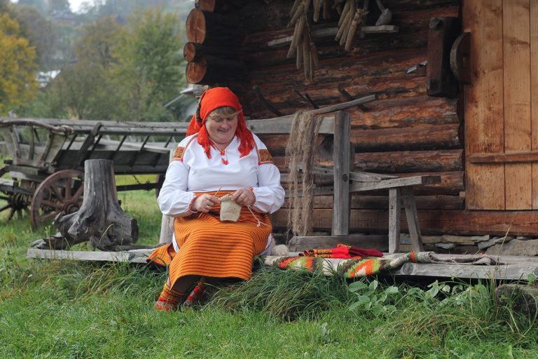 Аби взимку в ноги не мерзнути, а влітку - не пріти: гуцули майстерно в’яжуть капчурі ФОТО