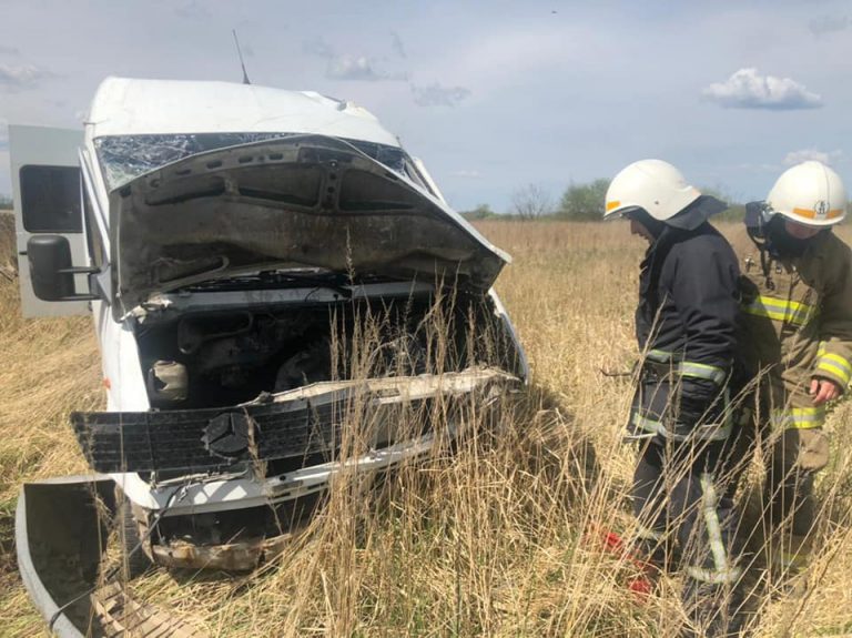 На Прикарпатті перевернувся автомобіль, водій загинув одразу ФОТО