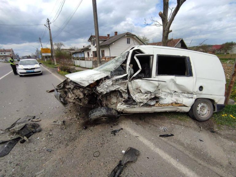 Авто перетворились на брухт: на трасі поблизу Снятина трапилась серйозна автотроща з потерпілими ФОТО