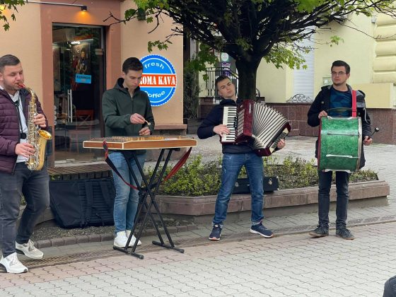 Незважаючи на погоду, франківців з нагоди Дня міста розважають музиканти та живі скульптури ФОТО