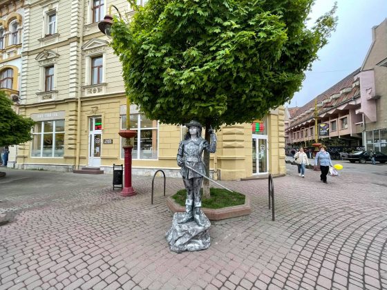 Незважаючи на погоду, франківців з нагоди Дня міста розважають музиканти та живі скульптури ФОТО