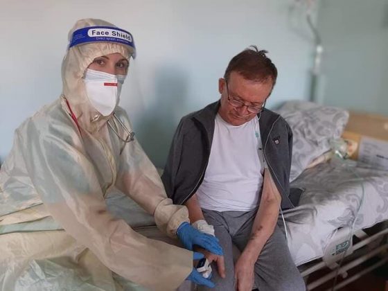 Прикарпатця після 5-місячної боротьби з коронавірусною недугою виписали з лікарні ФОТО