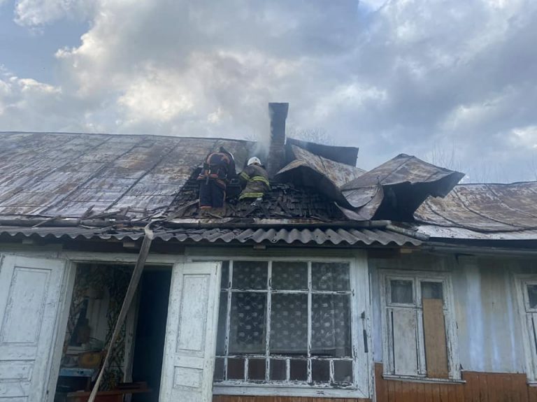 Прикарпатські вогнеборці ліквідували пожежу в будинку ФОТО