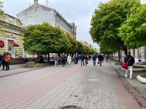 Незважаючи на погоду, франківців з нагоди Дня міста розважають музиканти та живі скульптури ФОТО