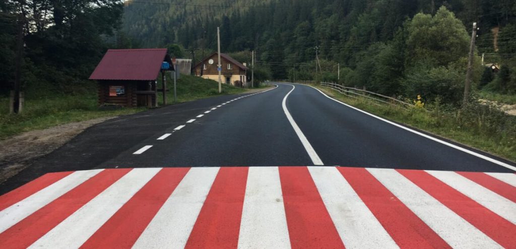 На Прикарпатті продовжують оновлювати трасу Р-24 ФОТО