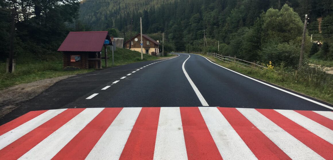 На Прикарпатті продовжують оновлювати трасу Р-24 ФОТО