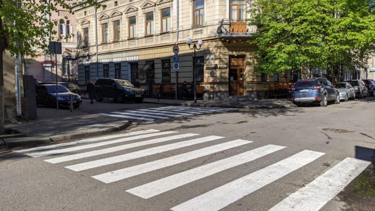 У Франківську розпочали наносити дорожню розмітку ФОТО