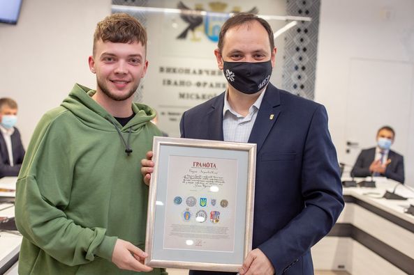 Міський голова Франківська нагородив переможця «Голосу країни» Сергія Лазановського