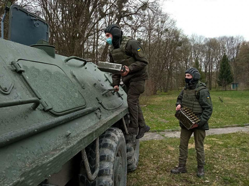 На Прикарпатті гвардійці Навчального центру вдосконалювали навички стрільби ФОТО