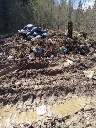 На Прикарпатті відходи з цвинтаря викидають прямо на берег річки ФОТО