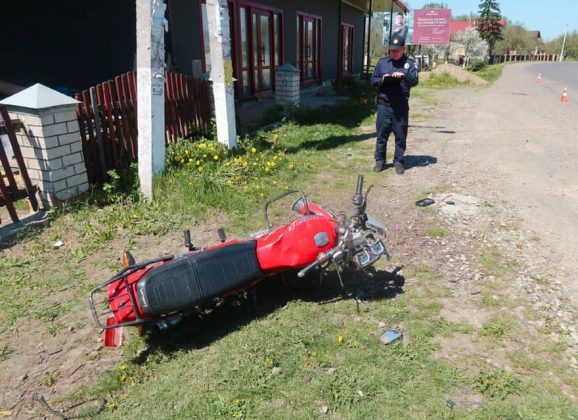 На Прикарпатті легковик збив мотоцикліста ФОТО