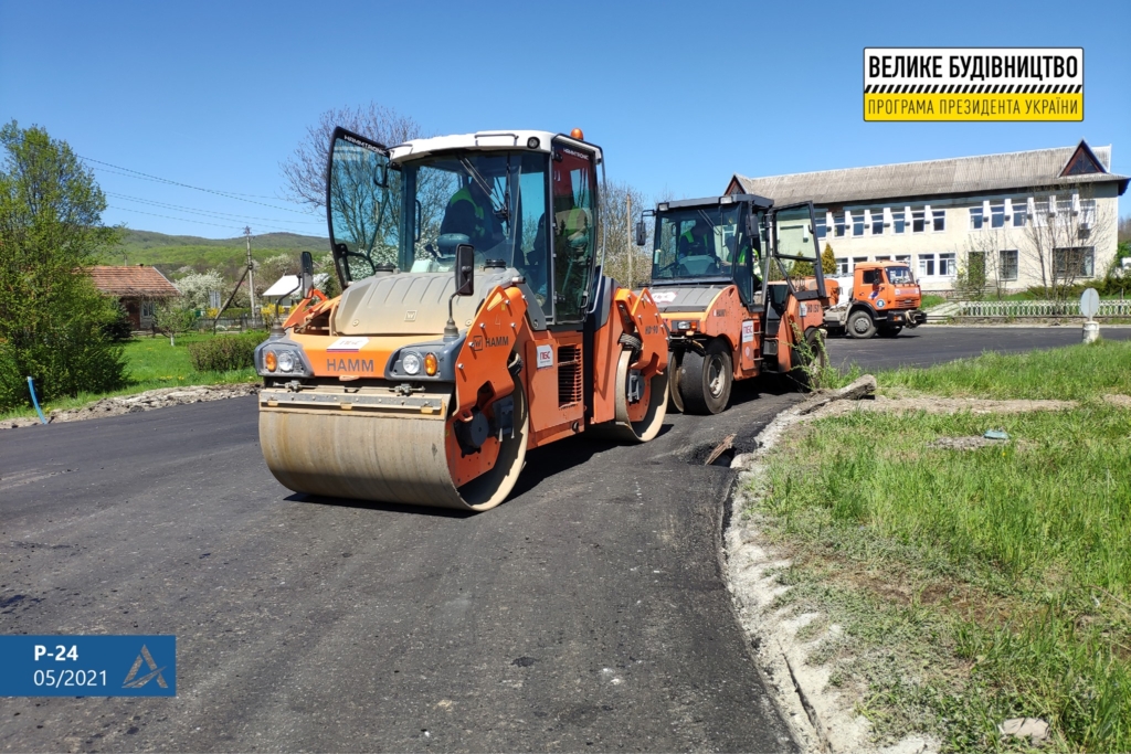 Дорожники оновлюють один з найпопулярніших туристичних шляхів на Прикарпатті ФОТО