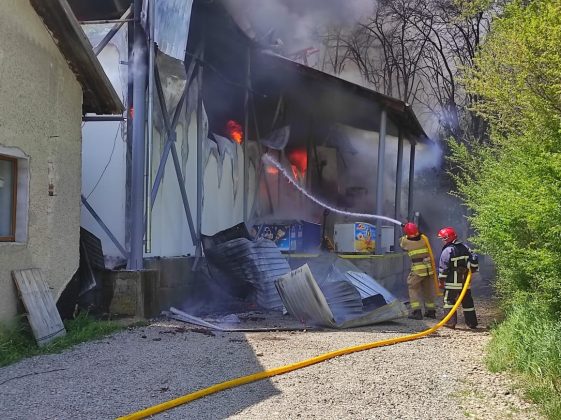 У Франківську масштабна пожежа - горить склад ФОТО та ВІДЕО