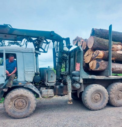 На Франківщині правоохоронці затримали вантажівки з незаконно зрубаною деревиною ФОТО
