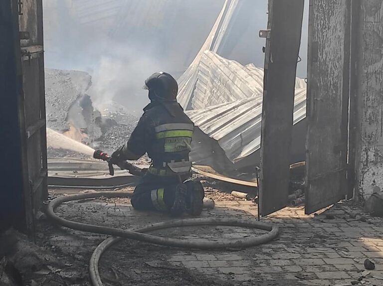 Франківські вогнеборці оприлюднили фото масштабної пожежі складу - врятували 5 сусідніх будівель ФОТОРЕПОРТАЖ