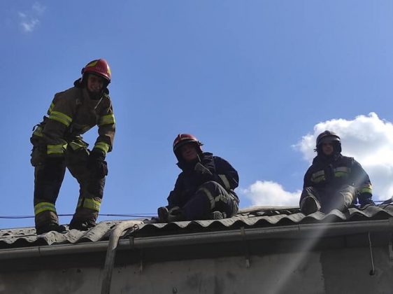 Франківські вогнеборці оприлюднили фото масштабної пожежі складу - врятували 5 сусідніх будівель ФОТОРЕПОРТАЖ