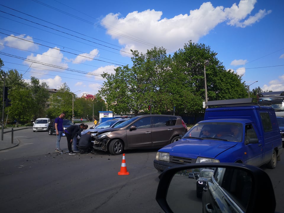 У Франківську зіткнулися дві автівки, рух ускладнений ФОТО