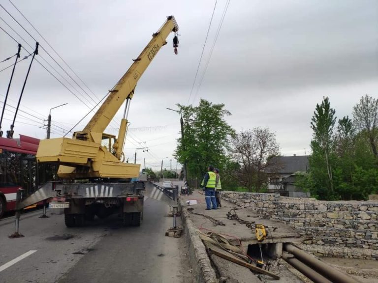 У Ямниці розпочали ремонт пішохідної частини моста ФОТО