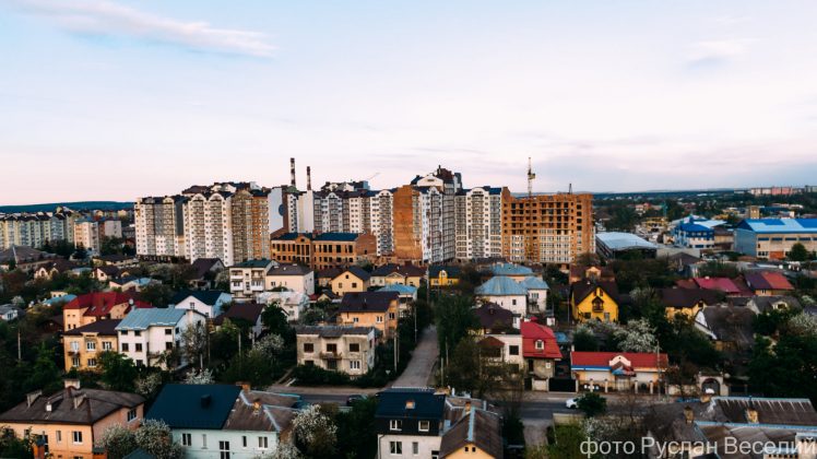 Як виглядає маловідоме франківське озеро з лебедем з висоти ФОТОРЕПОРТАЖ