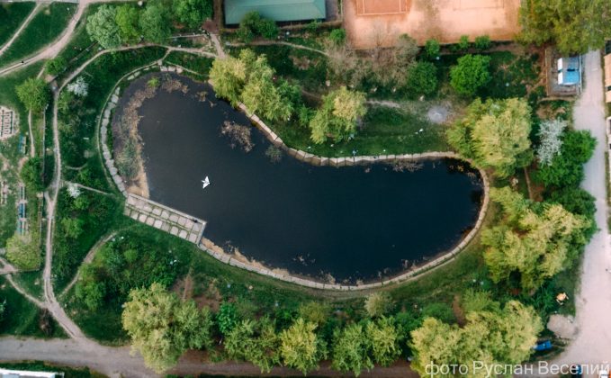 Як виглядає маловідоме франківське озеро з лебедем з висоти ФОТОРЕПОРТАЖ