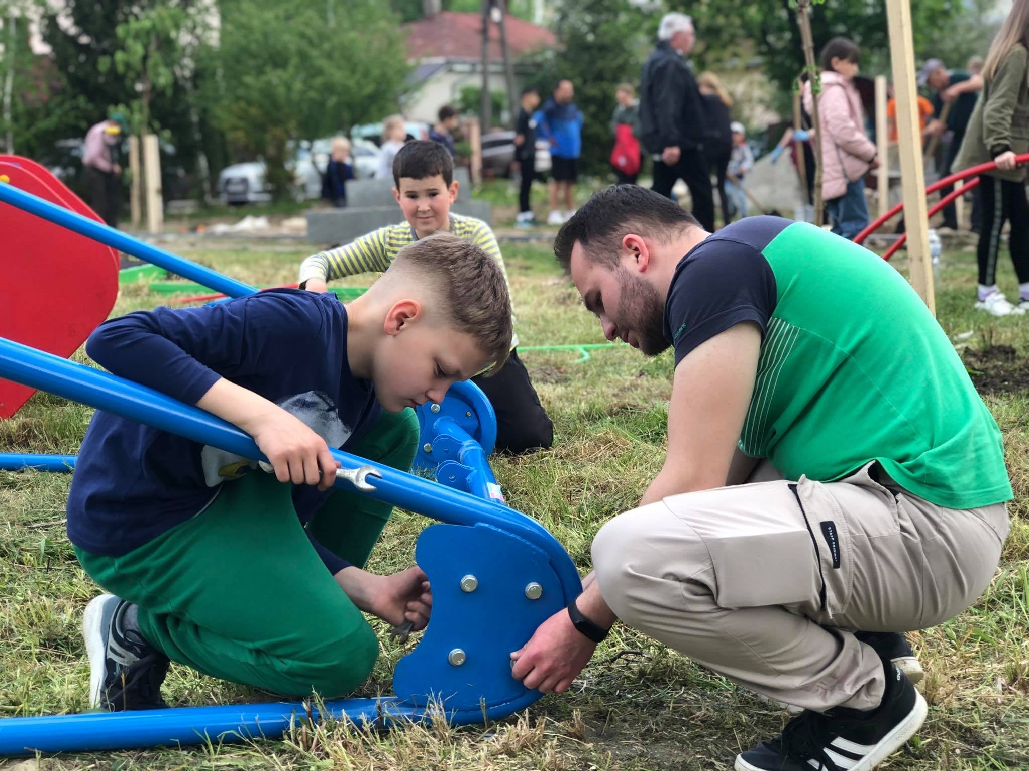 Мешканці Франківська не дозволила забудувати зелену зону, замість багатоповерхівки зробили сквер ФОТО та ВІДЕО