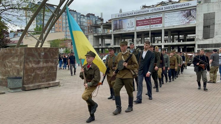 Реконструкція бою, хода та панахида: у Франківську відзначають День Героїв ФОТО та ВІДЕО