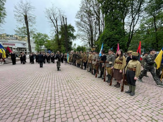 Реконструкція бою, хода та панахида: у Франківську відзначають День Героїв ФОТО та ВІДЕО