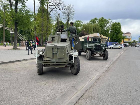 Реконструкція бою, хода та панахида: у Франківську відзначають День Героїв ФОТО та ВІДЕО