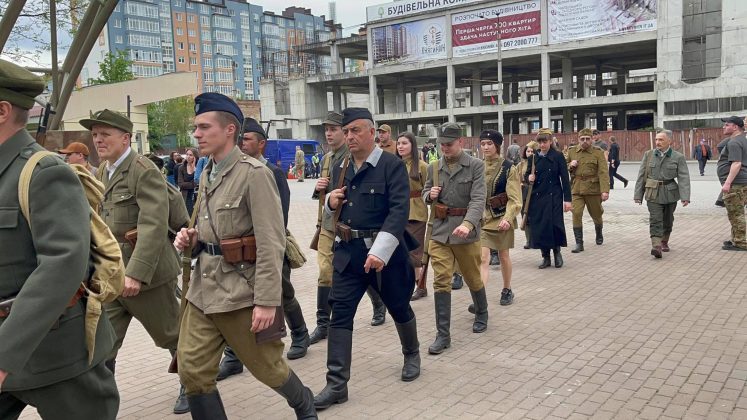 Реконструкція бою, хода та панахида: у Франківську відзначають День Героїв ФОТО та ВІДЕО