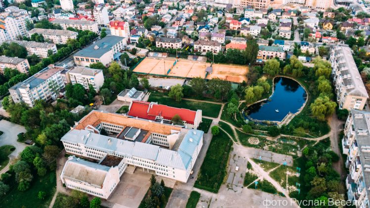 Як виглядає маловідоме франківське озеро з лебедем з висоти ФОТОРЕПОРТАЖ