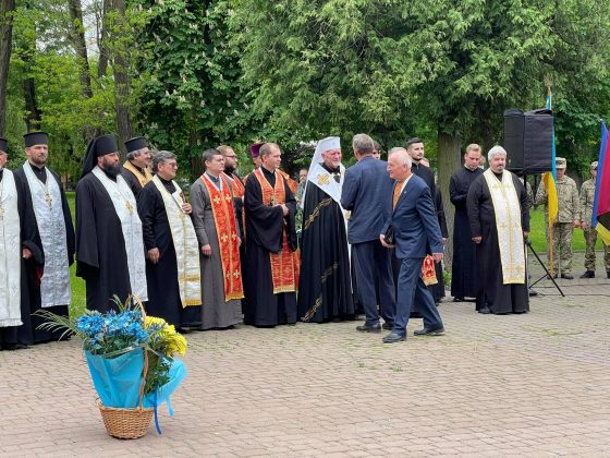 Реконструкція бою, хода та панахида: у Франківську відзначають День Героїв ФОТО та ВІДЕО