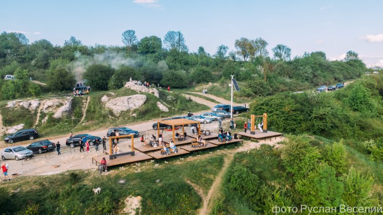 За тиждень від часу відкриття, відпочинкова зона на Вовчинецьких пагорбах перетворилася на смітник ФОТО