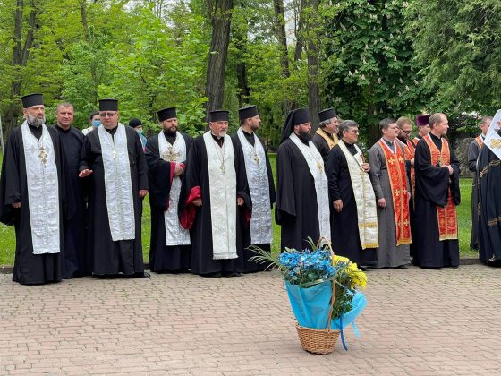 Реконструкція бою, хода та панахида: у Франківську відзначають День Героїв ФОТО та ВІДЕО