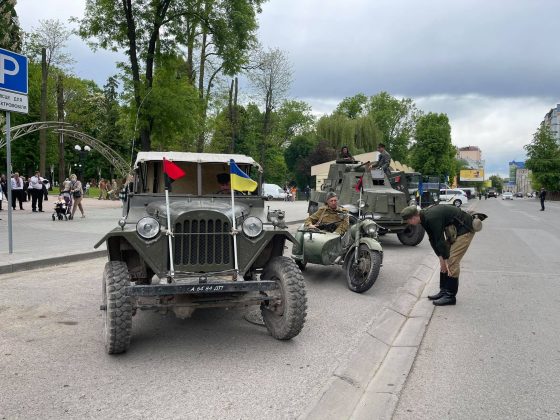 Реконструкція бою, хода та панахида: у Франківську відзначають День Героїв ФОТО та ВІДЕО