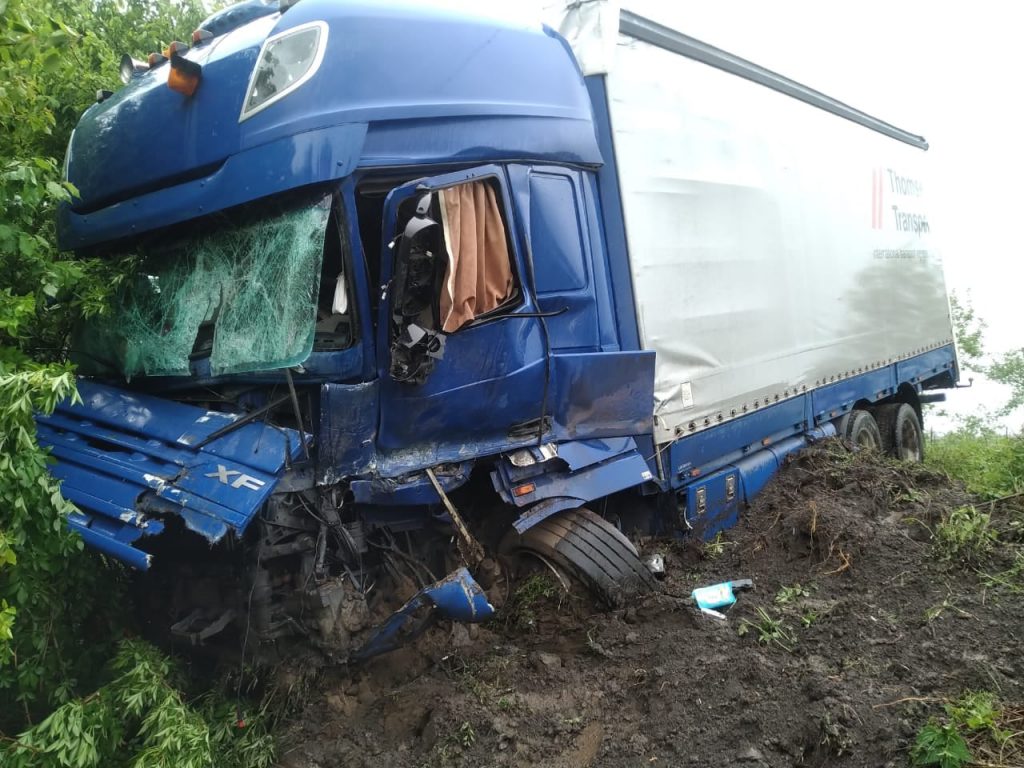 Деталі масштабної автотрощі на Прикарпатті: рятувальники деблокували потерпілу із понівеченого авто ФОТО