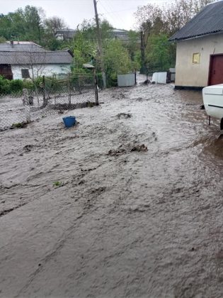 Через сильні опади прикарпатське село опинилось під водою ФОТО