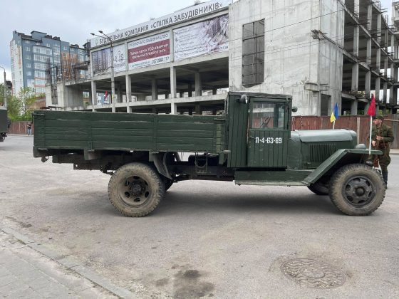 Реконструкція бою, хода та панахида: у Франківську відзначають День Героїв ФОТО та ВІДЕО