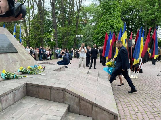 Реконструкція бою, хода та панахида: у Франківську відзначають День Героїв ФОТО та ВІДЕО