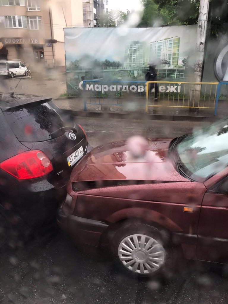 Масштабна автотроща: на Пасічній зіткнулися 3 автомобілі ФОТО