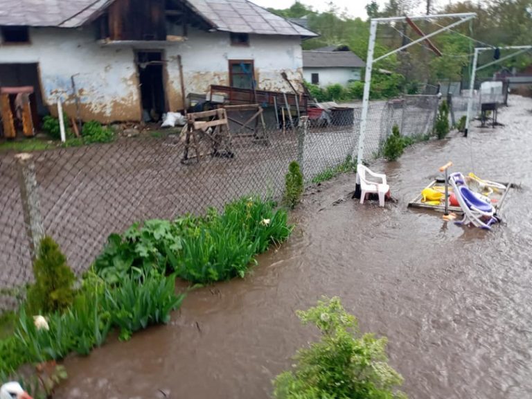 Через сильні опади прикарпатське село опинилось під водою ФОТО