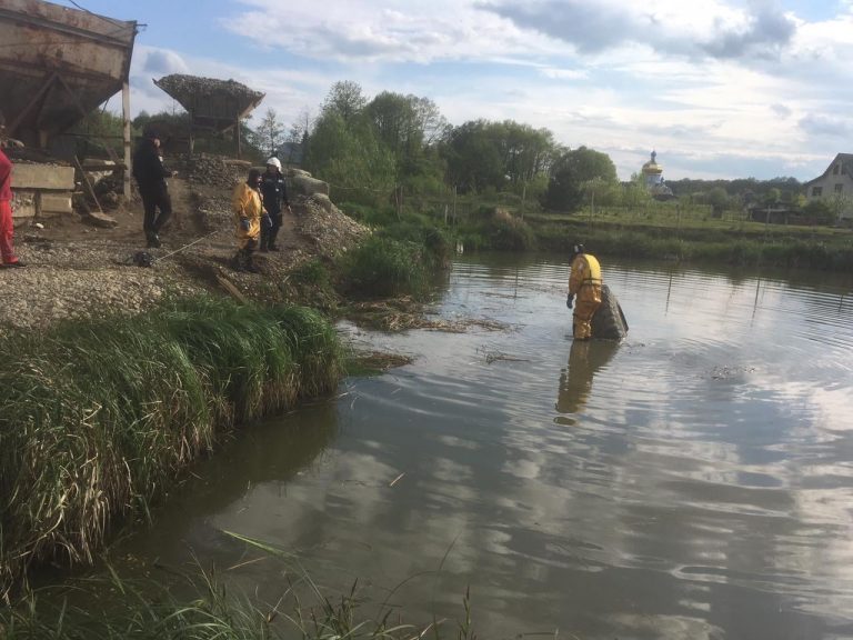 На Франківщині рятувальники дістали зі ставка тіло водія трактора, який перекинувся у ставок ФОТО