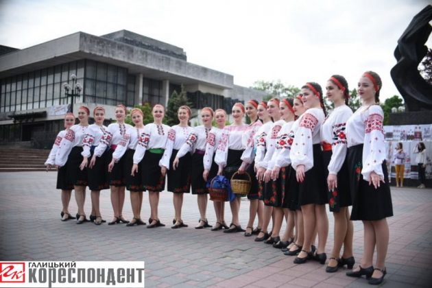 "Вишиванка – це модно",- у Франківську відзначили свято танцем ФОТО та ВІДЕО