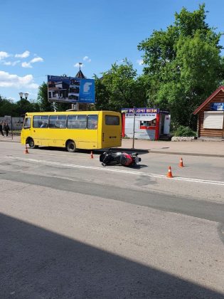 На Прикарпатті позашляховик здійснив наїзд на мотоцикліста. Водія двоколісного забрала "швидка" ФОТО