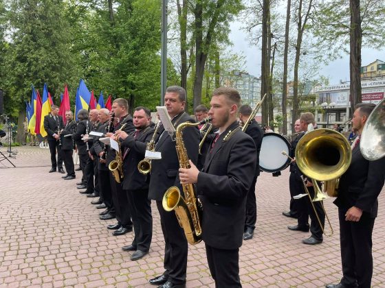 Реконструкція бою, хода та панахида: у Франківську відзначають День Героїв ФОТО та ВІДЕО