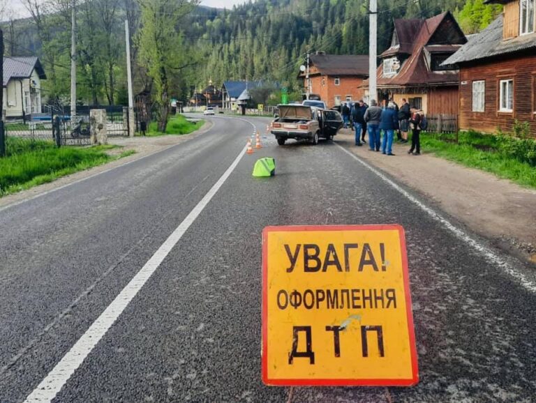 У курортному Татарові не розминулися легковики - є постраждалі