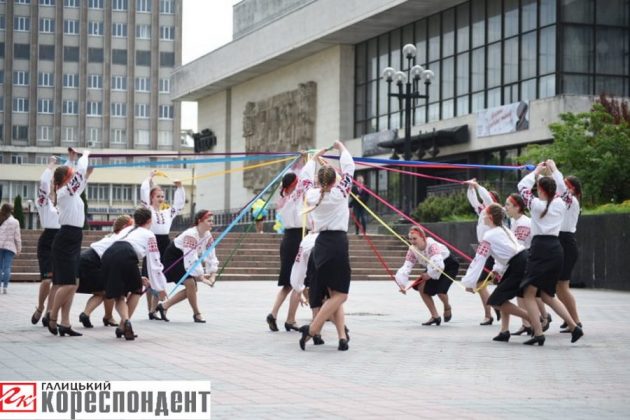 "Вишиванка – це модно",- у Франківську відзначили свято танцем ФОТО та ВІДЕО