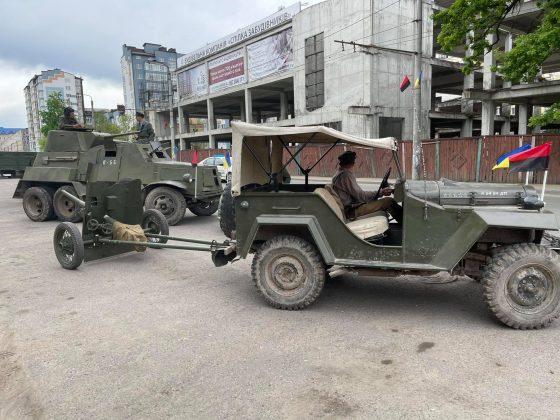 Реконструкція бою, хода та панахида: у Франківську відзначають День Героїв ФОТО та ВІДЕО