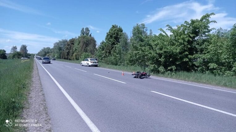 На Франківщині «Фольксваген», здійснюючи обгін, зіткнувся із зустрічним авто та мотоциклом – водій останнього в лікарні ФОТО