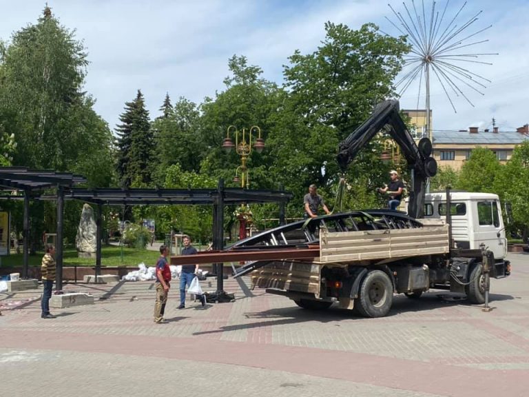 На Вічевому майдані демонтували частину скандального "літника" ФОТО