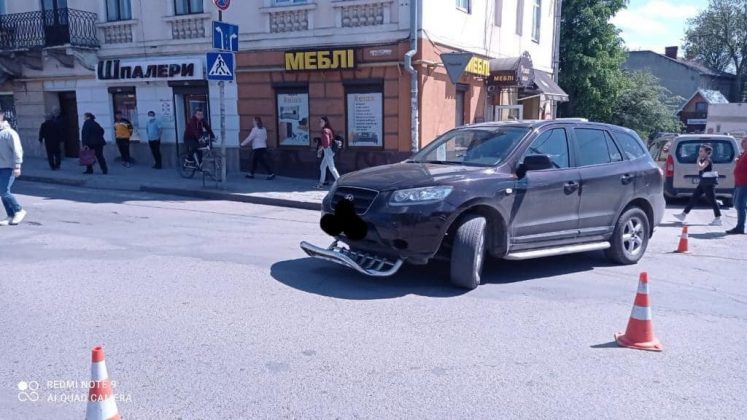 На Прикарпатті позашляховик здійснив наїзд на мотоцикліста. Водія двоколісного забрала "швидка" ФОТО